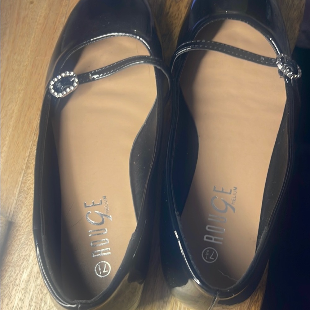 Rouge Helium Black Flats with Classic Design